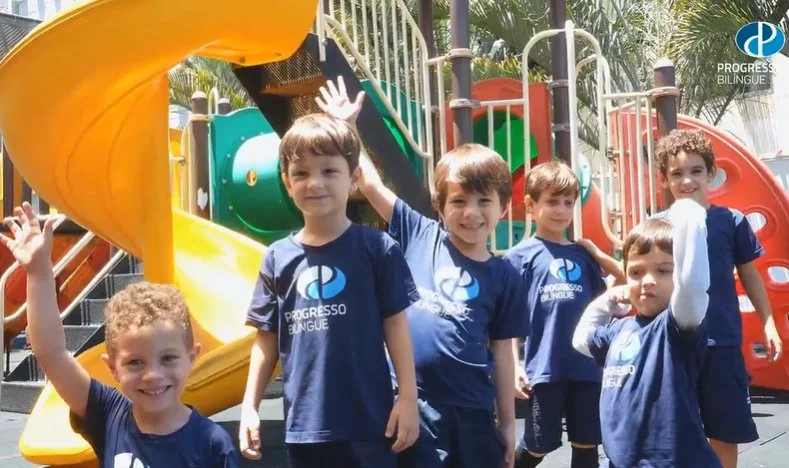 Imagem do vídeo de volta às aulas do Progresso Bilíngue Santos Bacarat e Machado