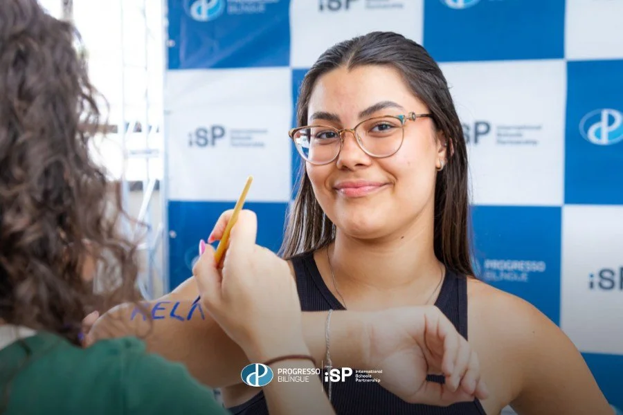 Celebrando as conquistas universitárias no Progresso Bilíngue Taquaral 