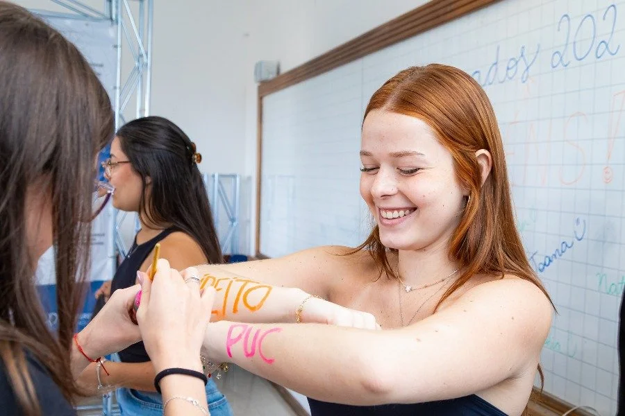 Celebrando as conquistas universitárias no Progresso Bilíngue Taquaral 